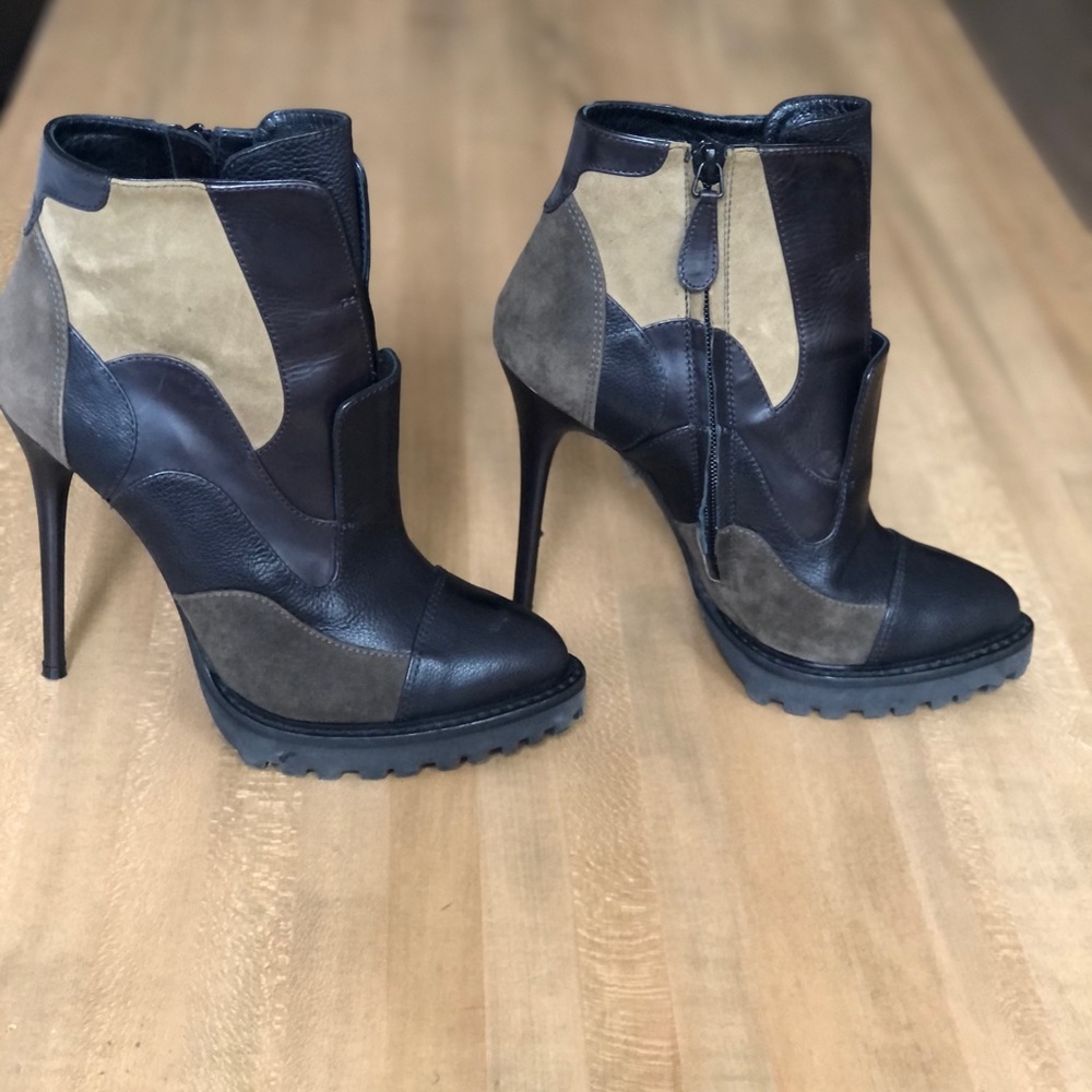 ALEXANDER MCQUEEN Camo Leather & Suede Spiked Ankle Booties 🖤💚